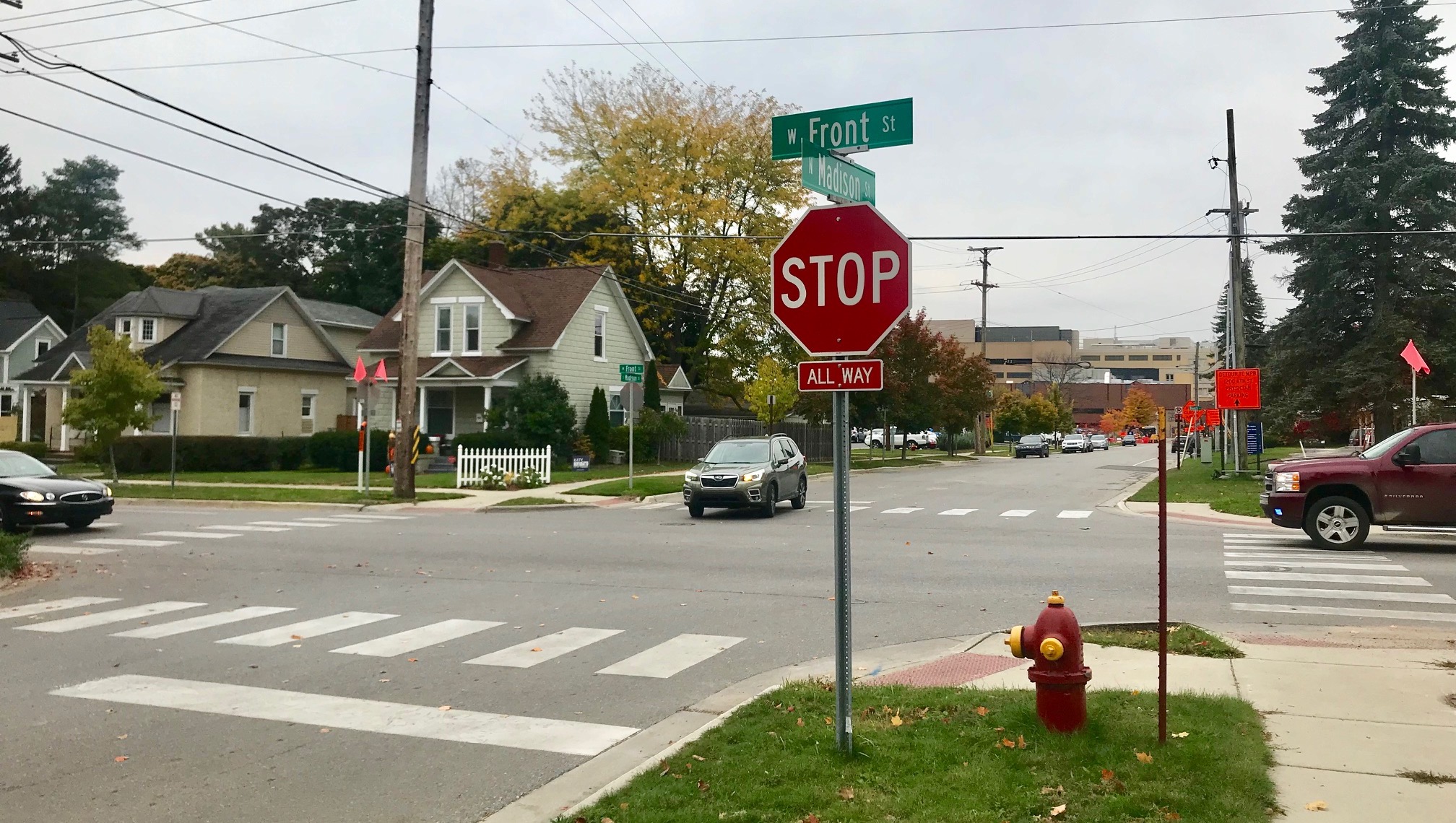 Stop runs. Знак 4 way stop. Four-way stop sign. Stop at intersection. Four-way.